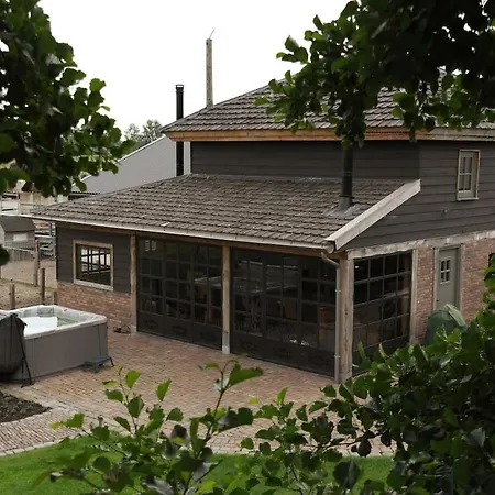 Holiday home Landgoed Versteegh Nabij Heerlijkheid Marienwaerdt *